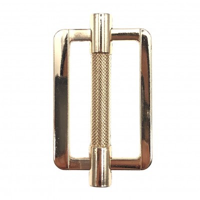 Fivela metálica dourada retangular com barra central texturizada.