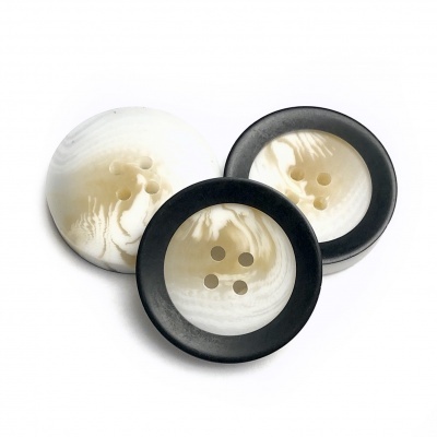 Três botões redondos com padrão marmoreado, dois com borda preta e um totalmente bege.