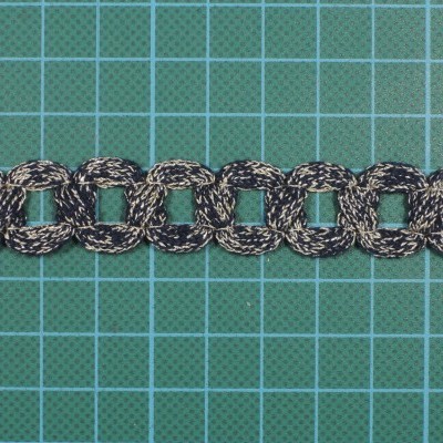 Corrente decorativa trançada preto e branco em elos quadrados sobre base verde com grid branco