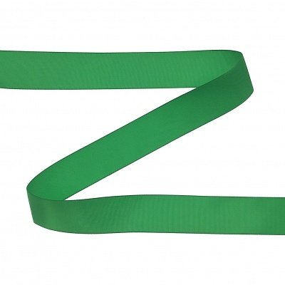 Fita decorativa verde sobre fundo branco