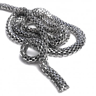 Corrente metálica prateada com elos quadrados entrelaçados