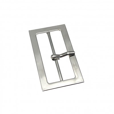fivela retangular metálica prateada com pino móvel