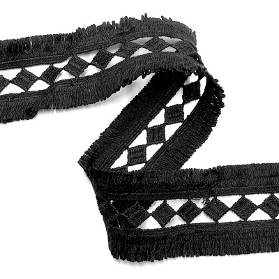 Fita preta em tecido com padrão losango e franjas nas bordas