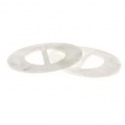 Dois anéis ovais transparentes com barra central sobre fundo branco