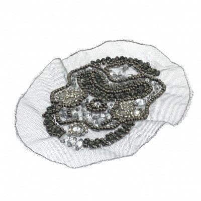 Aplique de rede preta com bordados de contas e lantejoulas prateadas e douradas