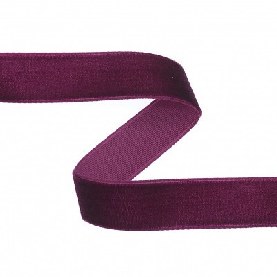 Fita de veludo roxa com textura acetinada sobre fundo branco