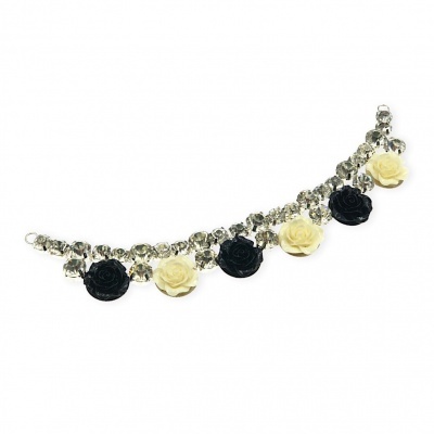 Pulseira com pedras transparentes e flores de tecido preto e bege