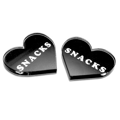 Duas prateleiras de parede em forma de coração preto com a palavra SNACKS