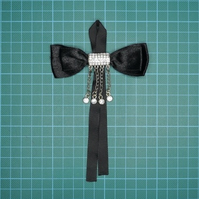 Laço preto com strass e pendentes em fundo quadriculado verde