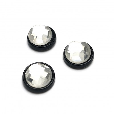 Três botões redondos transparentes com base preta e superfície facetada