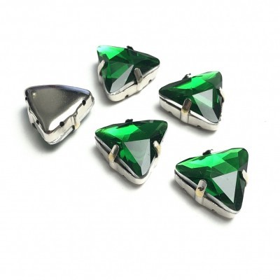 Cristais verdes triangulares com engastes metálicos