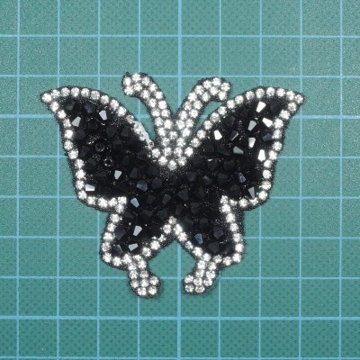 Broche borboleta com cristais pretos e pedras brancas