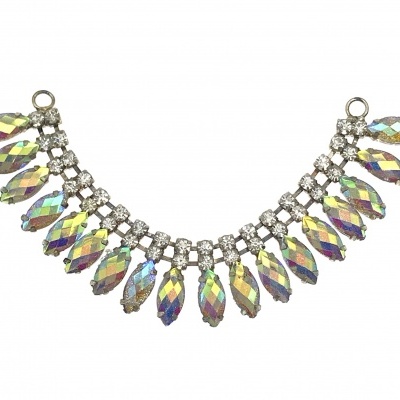 Colar com pedras facetadas iridescentes penduradas e pedras transparentes quadradas