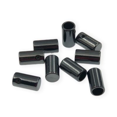 Nove tampas cilíndricas pretas brilhantes sobre fundo branco