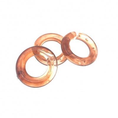 Três argolas de plástico translúcido cor castanha clara, um aberto