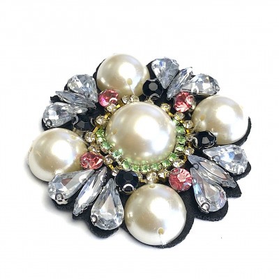 Broche com pérolas, cristais e pedras coloridas em base preta