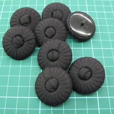 Botões forrados a tecido preto e botão preto de plástico