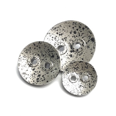 Conjunto de botões redondos metálicos com manchas pretas e dois furos cada
