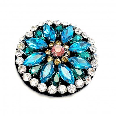 Broche redondo com pedras brilhantes azuis e verdes