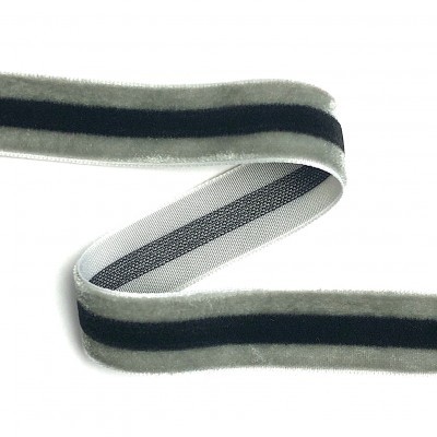 Fita de veludo listrada cinza em fundo branco