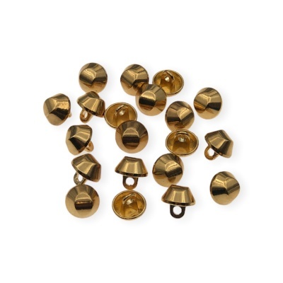 Pequenos sinos dourados decorativos com argolinha, metálicos e brilhantes, sobre fundo branco.