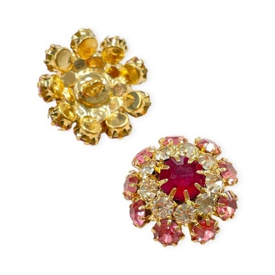 Botões decorativos dourados com pedras vermelhas, rosas e amarelas em forma de flor
