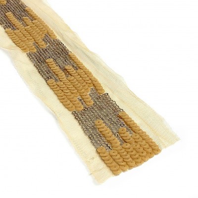 Fita decorativa com lantejoulas douradas e castanhas sobre tecido bege