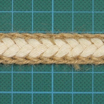 Corda trançada natural sobre fundo verde com grelha azul