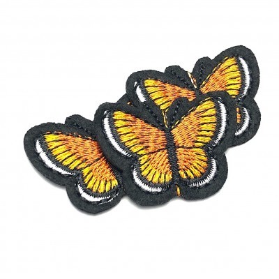Três bordados de mariposas laranjas com contorno preto