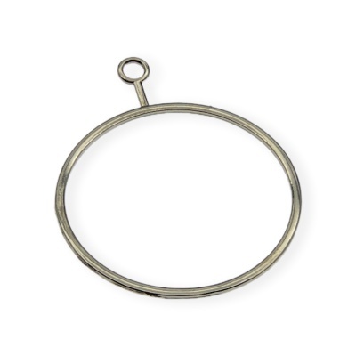 Argola metálica prateada com pequeno anel para pendurar