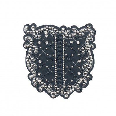 Patch decorativo preto com pérolas e tachas metálicas
