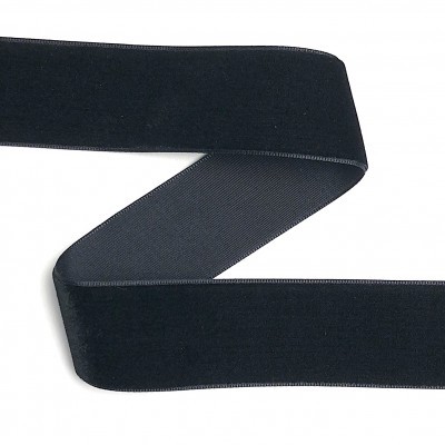 Fita preta aveludada e brilhante sobre fundo branco