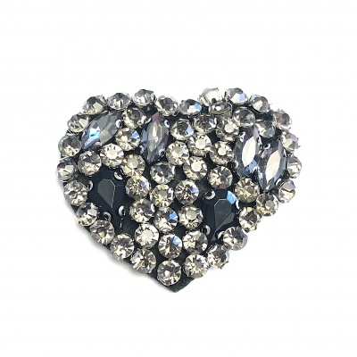 Broche coração preto com pedras brilhantes cinza