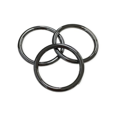 Três argolas metálicas brilhantes pretas e prateadas sobre fundo branco