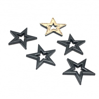 Cinco estrelas metálicas, quatro pretas e uma dourada, em fundo branco