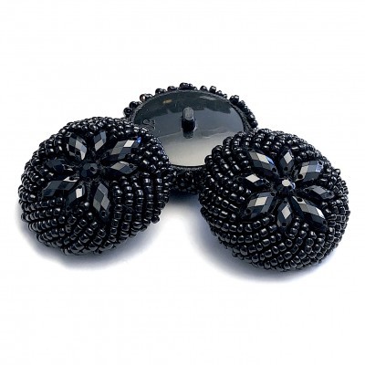 Botões decorativos pretos com contas facetadas e padrão floral