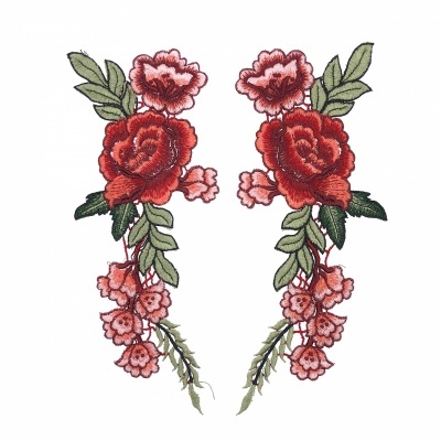 Apliques bordados de flores vermelhas e rosas com folhas verdes