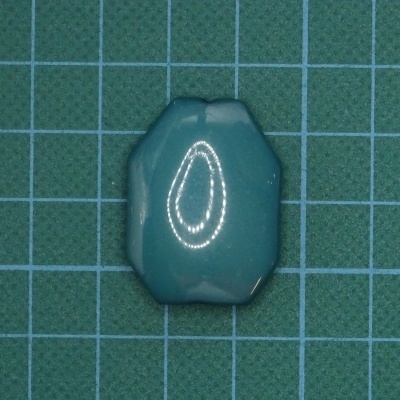 Objeto azul poligonal com superfície brilhante sobre fundo de grelha verde