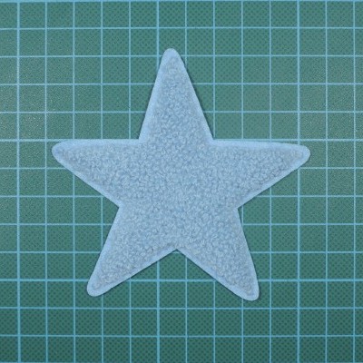 Aplique estrela branco felpudo em fundo verde com grade branca