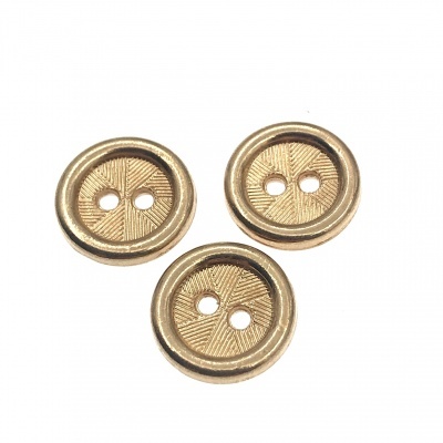 Três botões metálicos dourados com dois orifícios e padrões texturizados
