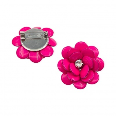 Broche flor fúcsia com pedra branca no centro e fecho metálico