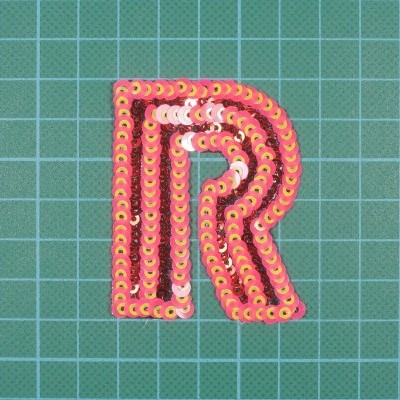 Aplicação em tecido letra R com lantejoulas cor-de-rosa e vermelho