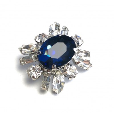 Broche com pedra azul central e pedras transparentes ao redor