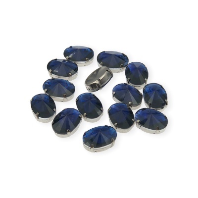 Pedras decorativas azuis ovais com engaste metálico sobre fundo branco