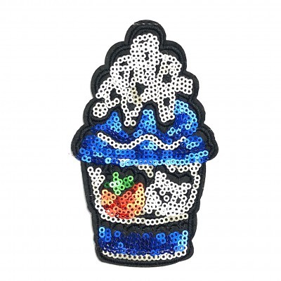 Patch em forma de bebida gelada com lantejoulas azul e branco