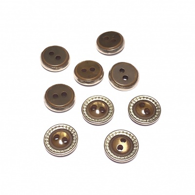 Botões castanhos e dourados com dois furos, alguns com borda texturada, sobre fundo branco