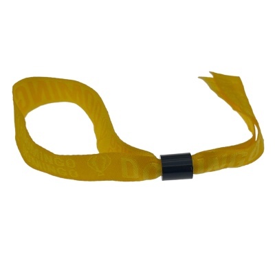 Pulseira amarela em tecido com fecho preto e texto em relevo