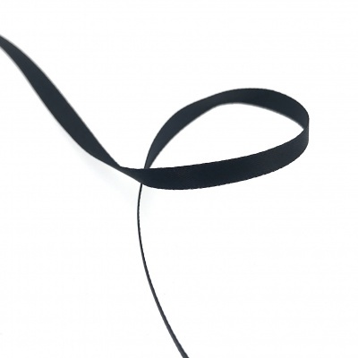 Fita preta fina dobrada em fundo branco