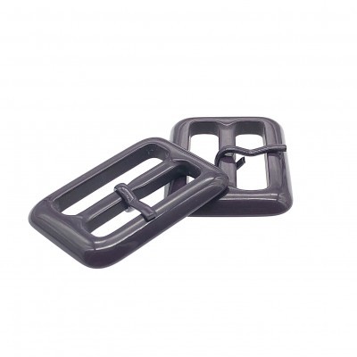 Duas fivelas retangulares pretas em fundo branco