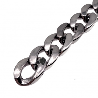 Pulseira ou corrente prateada de elos largos e polidos